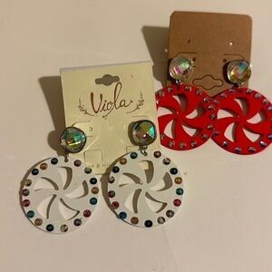 NWT A set of red and white Christmas earrings with blings.